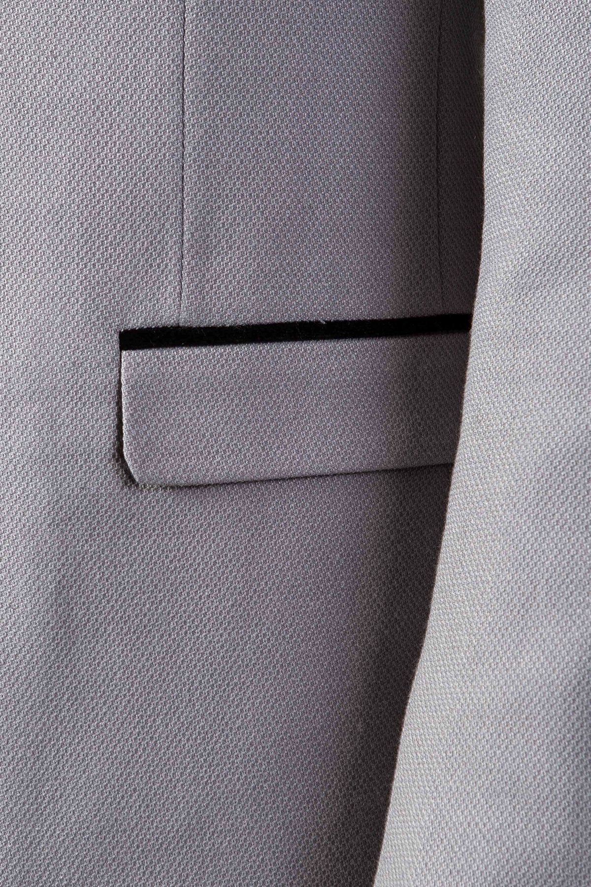 Close-up of the marcdarcy EDWIN Silver Grey Notch Lapel Three Piece Suit’s blazer pocket with a horizontal flap, showcasing its textured fabric and fine stitching.