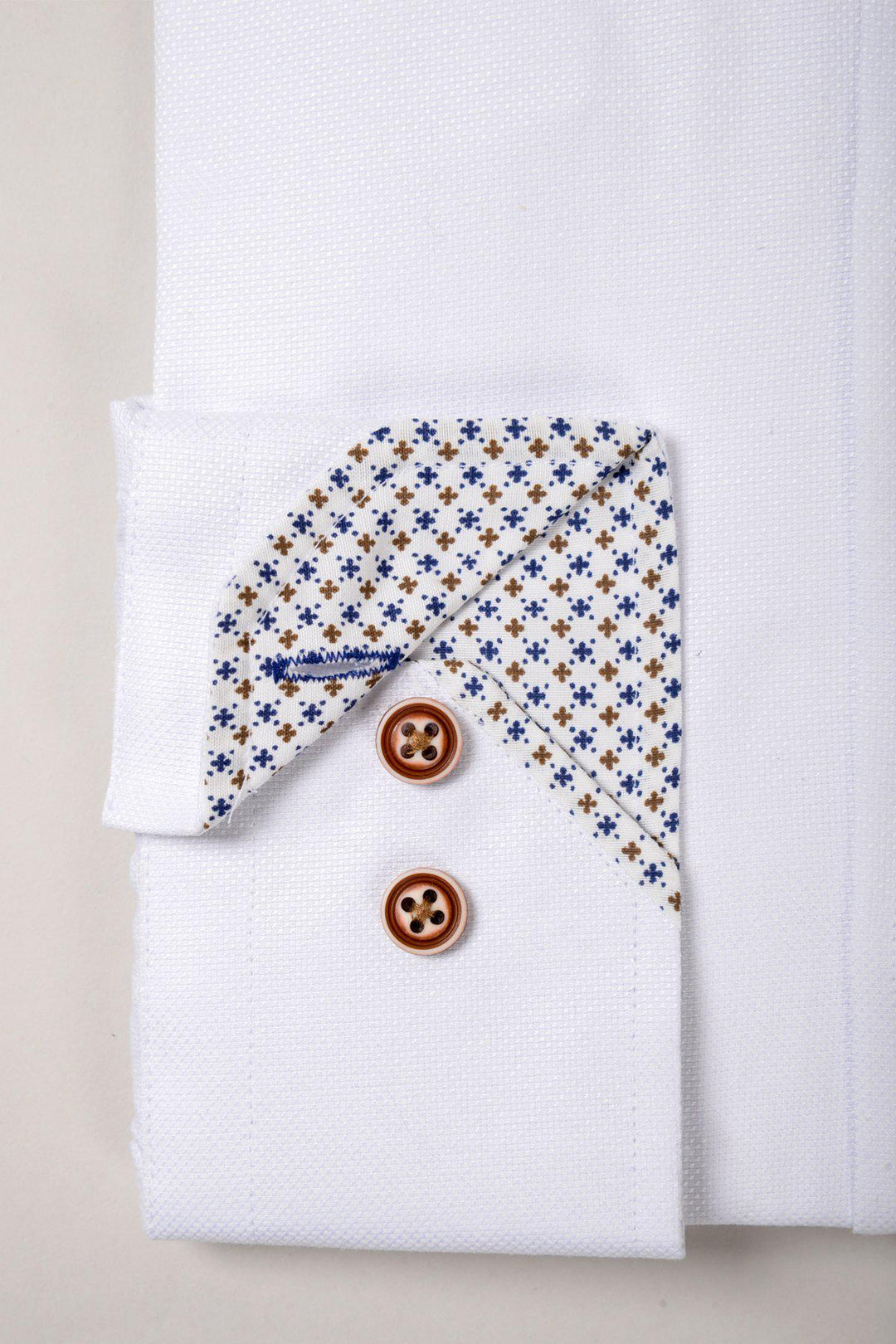 CHARLIE - White Oxford Shirt With Tan Buttons