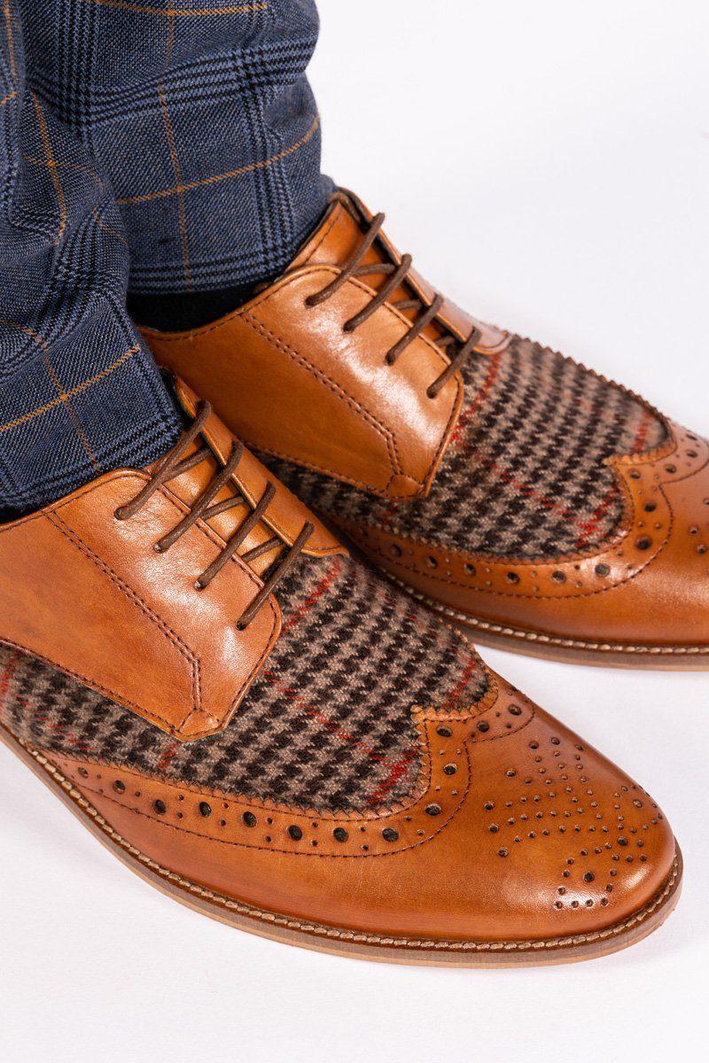 The Marc Darcy JACOB Tan Leather Tweed Contrast Brogue Shoes feature decorative perforations, tan leather with brown checked tweed paneling, offering a refined, classic look—perfect paired with blue plaid trousers.