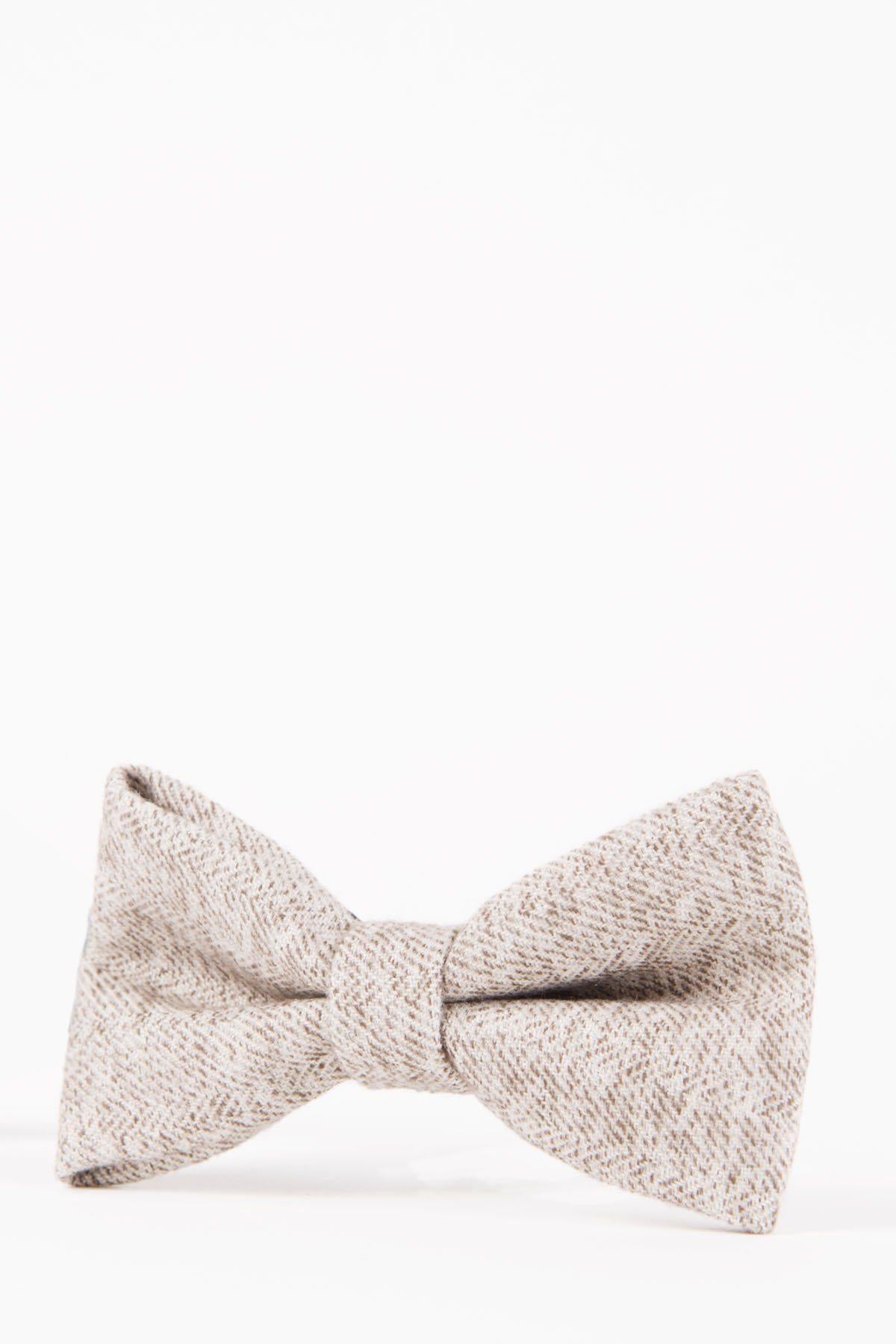 The Accessory RAYFORD – Cream Heritage Tweed Bow Tie features a light beige, speckled tweed design and adjustable strap, shown on a plain white background.