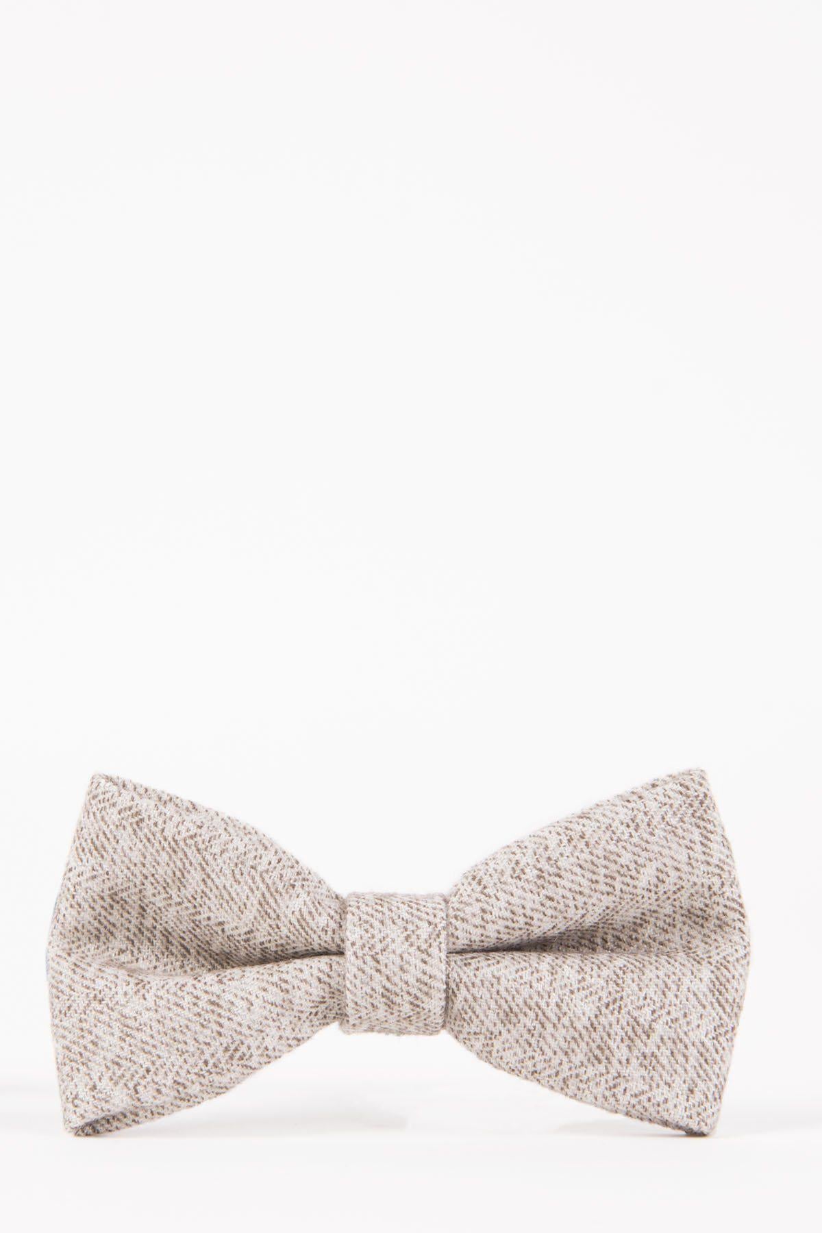 The Accessory RAYFORD – Cream Heritage Tweed Bow Tie features a textured tweed style and subtle speckled pattern, displayed against a plain white background.